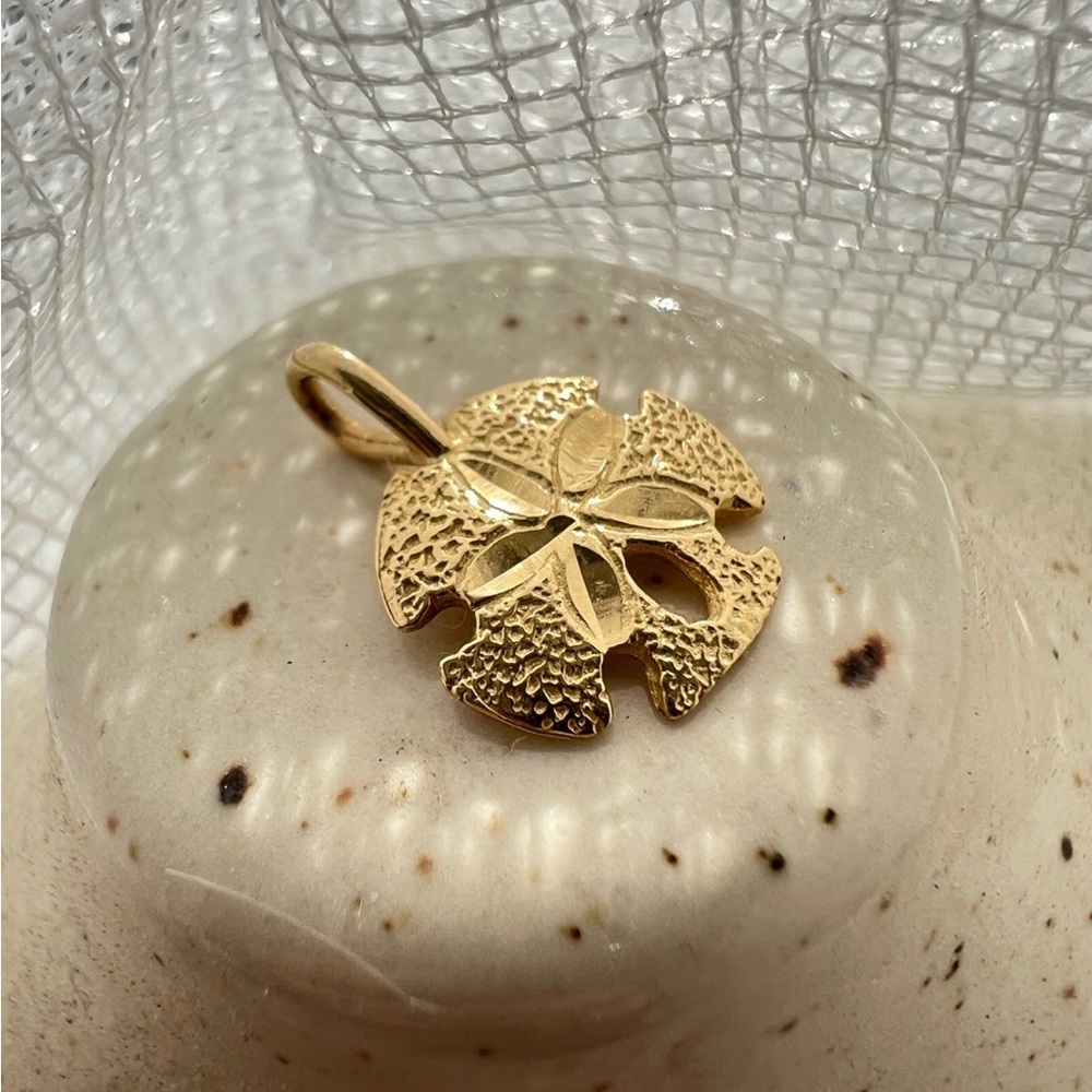 14k Solid Gold Vintage Sand Dollar Pendant